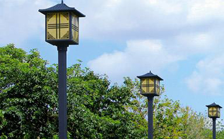 太阳能乌什庭院灯怎么选亮度与续航更耐用